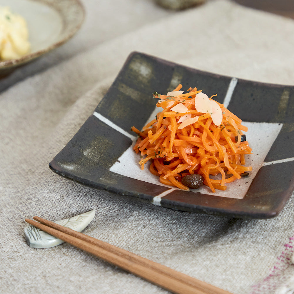 黒×薄灰で食卓にアクセント】【食材映える角皿】白水工房 鉄黒4寸角皿