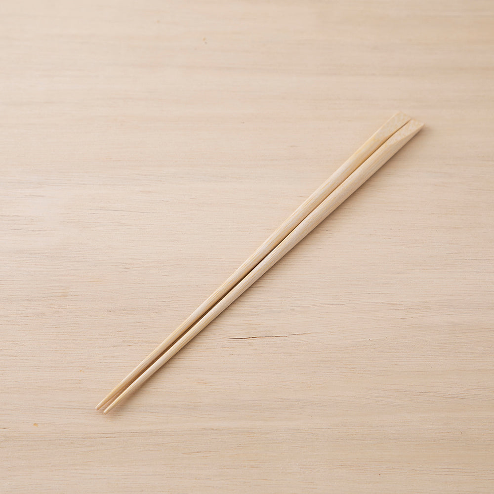 Kochosai Kosuge serving chopsticks
